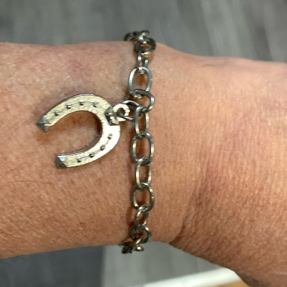 Good luck horse shoe bracelet 7 1/2”